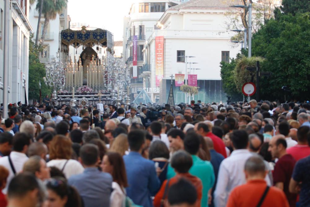 La Virgen de la Estrella ha protagonizado este sábado una salida extraordinaria con motivo del 50 aniversario de la fundación de la hermandad, con sede en Santo Domingo, y que ha llevado a esta imagen a la Catedral de Málaga para celebrar una solemne eucaristía presidida por el obispo de Málaga, Jesús Catalá, y realizar por la tarde una procesión de regreso a la sede canónica por las calles del Centro.