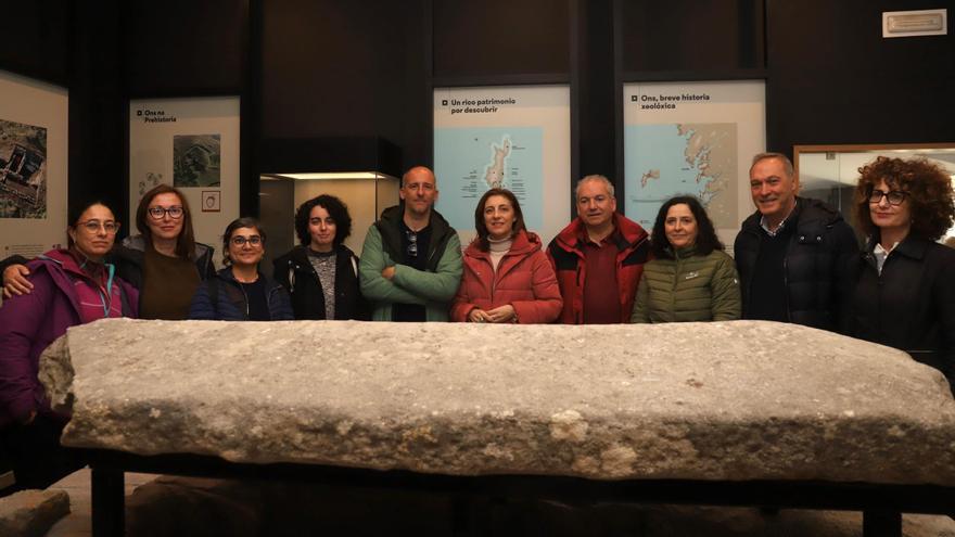 El equipo de arqueólogos y representantes políticos con la conselleira de Medio Ambiente, Ángeles Vázquez, en la sala arqueológica de Ons.