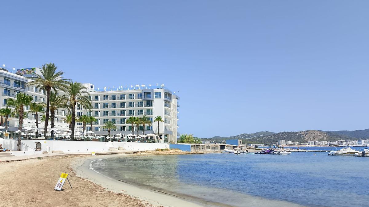 Un cartel anuncia que la playa d'en Xinxó está cerrada