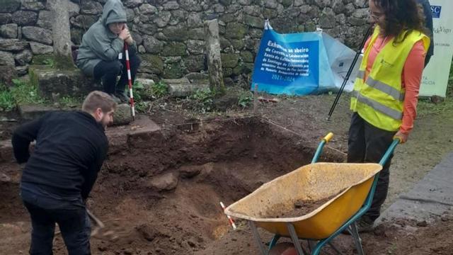 El equipo de arqueólogos, ayer, en la fosa de Cabreira. |