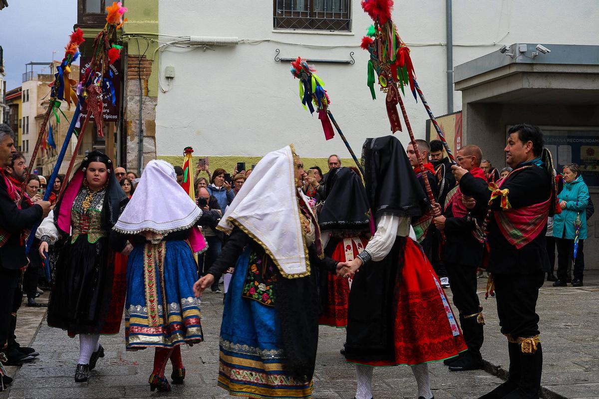 Desfile de indumentaria tradicional