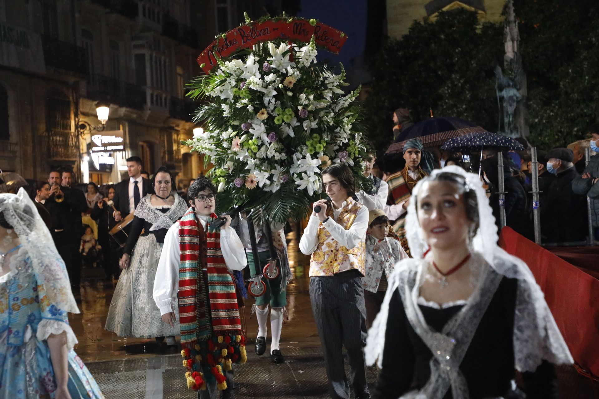 Búscate en el primer día de ofrenda por la calle de la Quart (entre las 19:00 a las 20:00 horas)