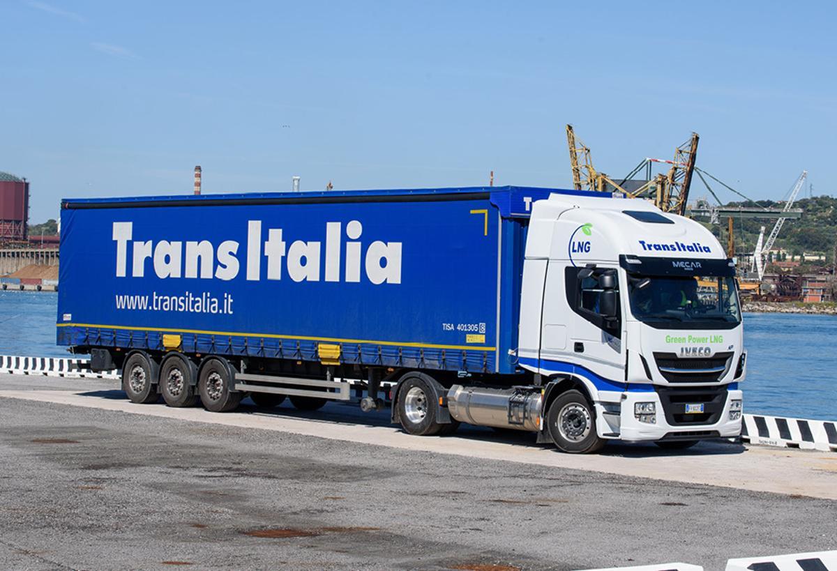 Cabina tractora y semirremolque tipo P400, especialmente concebido para combinar su traslado marítimo y ferroviario.