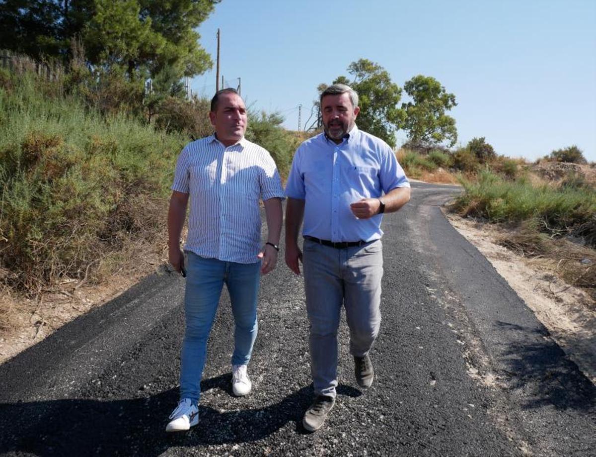 El alcalde y el concejal de Espacios Públicos visitan un camino ya asfaltado.  | INFORMACIÓN