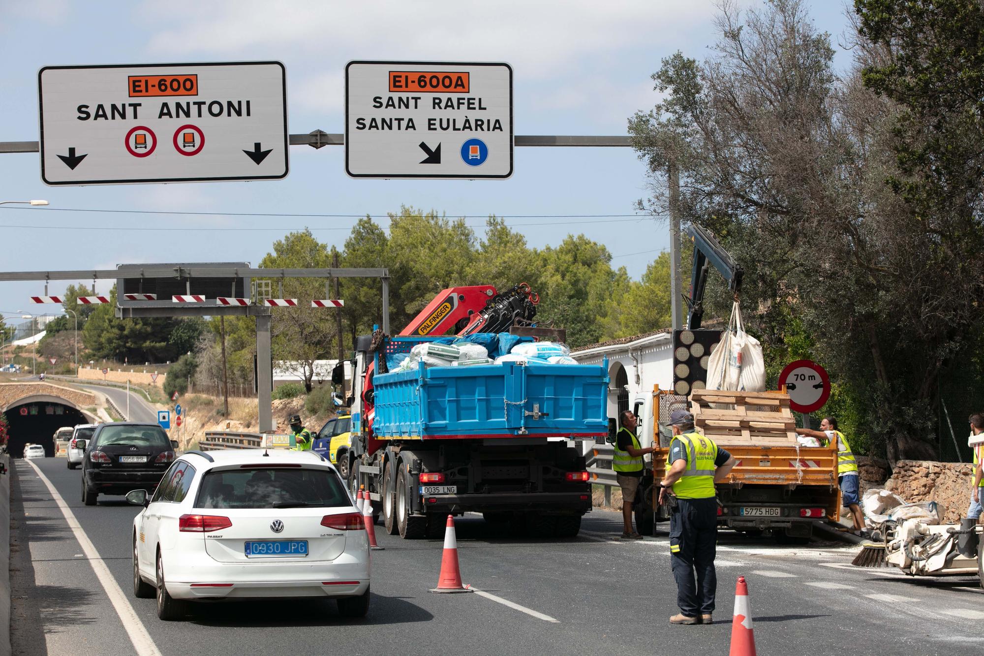 Un camión pierde su carga y provoca el corte de la carretera que une Ibiza y Sant Antoni