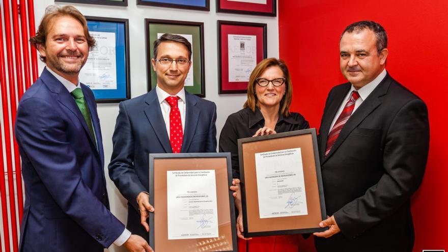 Juan Lucas García González, director de AENOR en el Principado de Asturias; Gabriel Uria, director general de Uría Ingeniería de Instalaciones; Concha Uría, directora comercial de Uría Ingeniería de Instalaciones, e Isaac Pola Alonso, director general de Minería y Energía del Principado de Asturias.