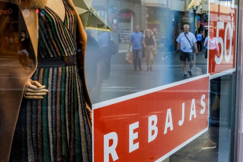 Carteles de rebajas ya en algunos comercios