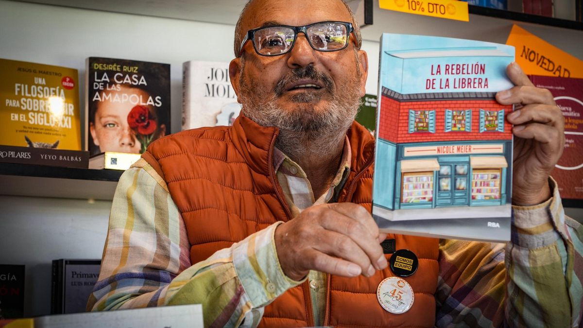 José Luis Marín sujeta el libro.