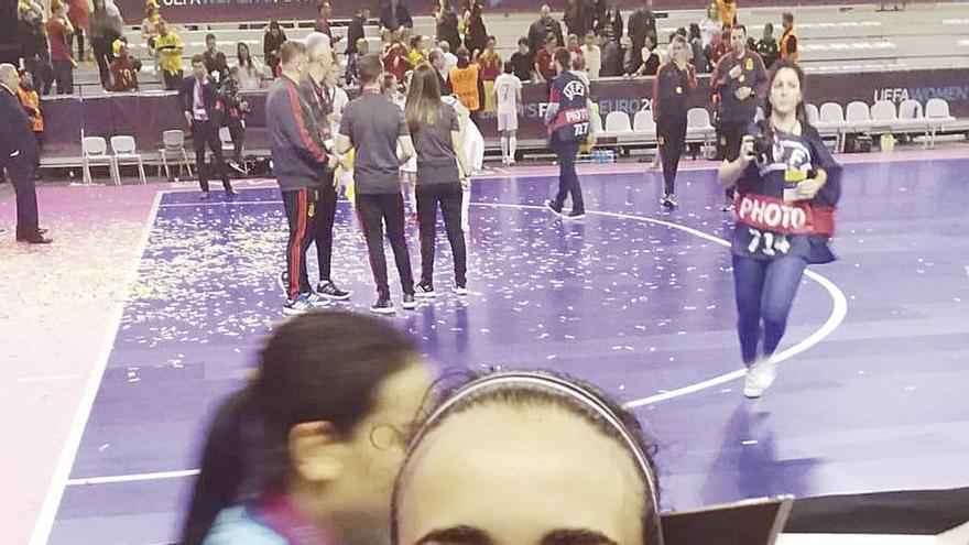 Vanessa Sotelo, con el trofeo de campeona de Europa. // FdV