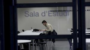 Un joven estudia en una sala de la Universitat Politècnica de Catalunya (UPC).