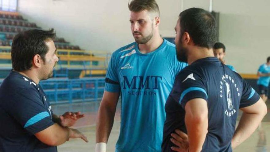 García Valiente y Leo Álvarez conversan con Abalós.