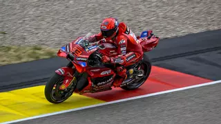 Marc Márquez gana tranquilo la carrera larga de Sachsenring por delante de su hermano Álex