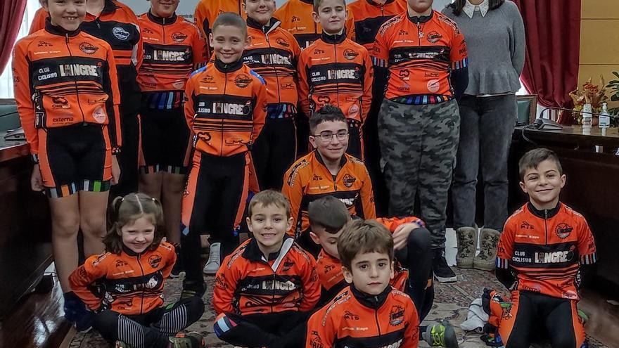 La lección del Club Ciclismo Langreo: pedaladas para inculcar a los niños &quot;compañerismo y esfuerzo&quot;