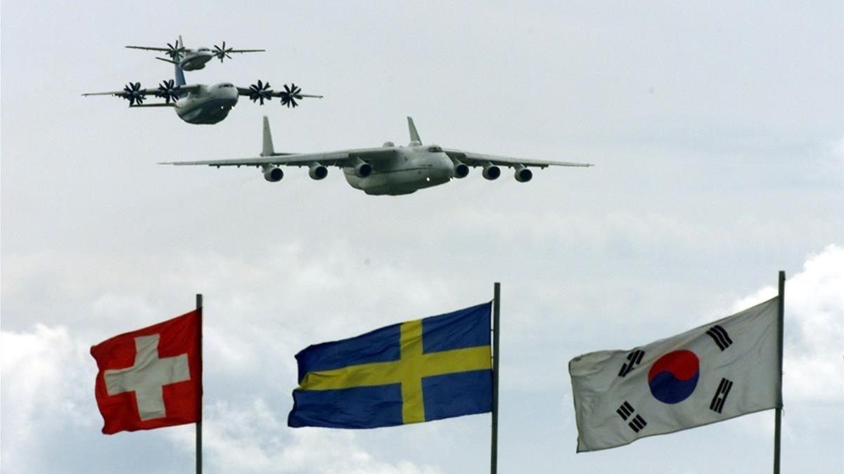 Varios aviones de transporte militar rusos vuelan sobre la bandera de Suecia (en el centro) en un espectáculo aéreo en Moscú, en el 2001.