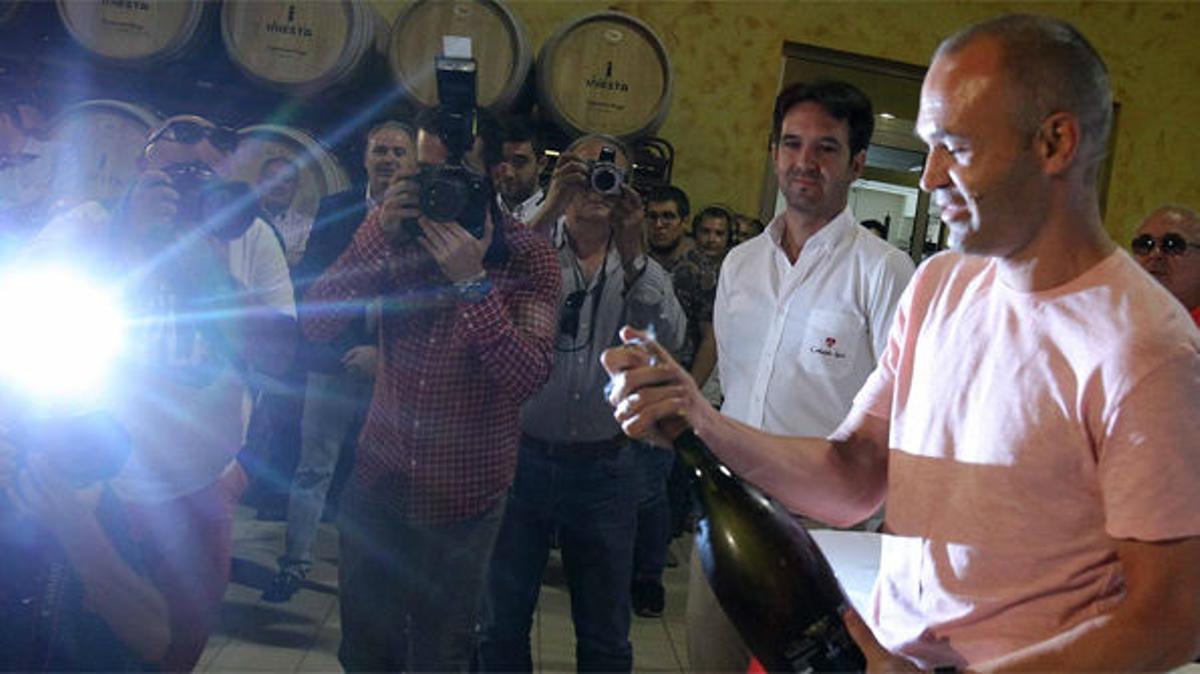 Andrés Iniesta en sus bodegas de Fuentealbilla