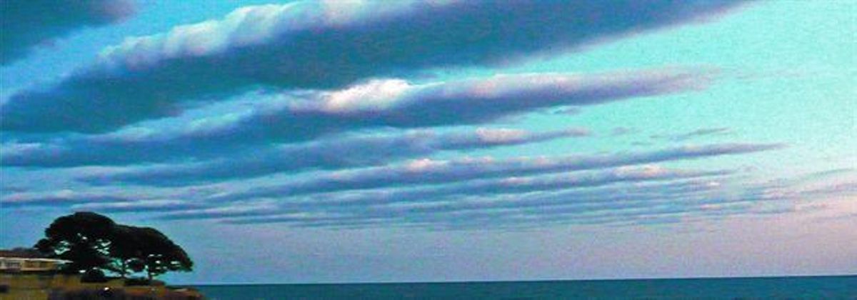 Aquesta imatge ens permet observar els estratocúmulus undulatus al cel de Calella de Palafrugell.
