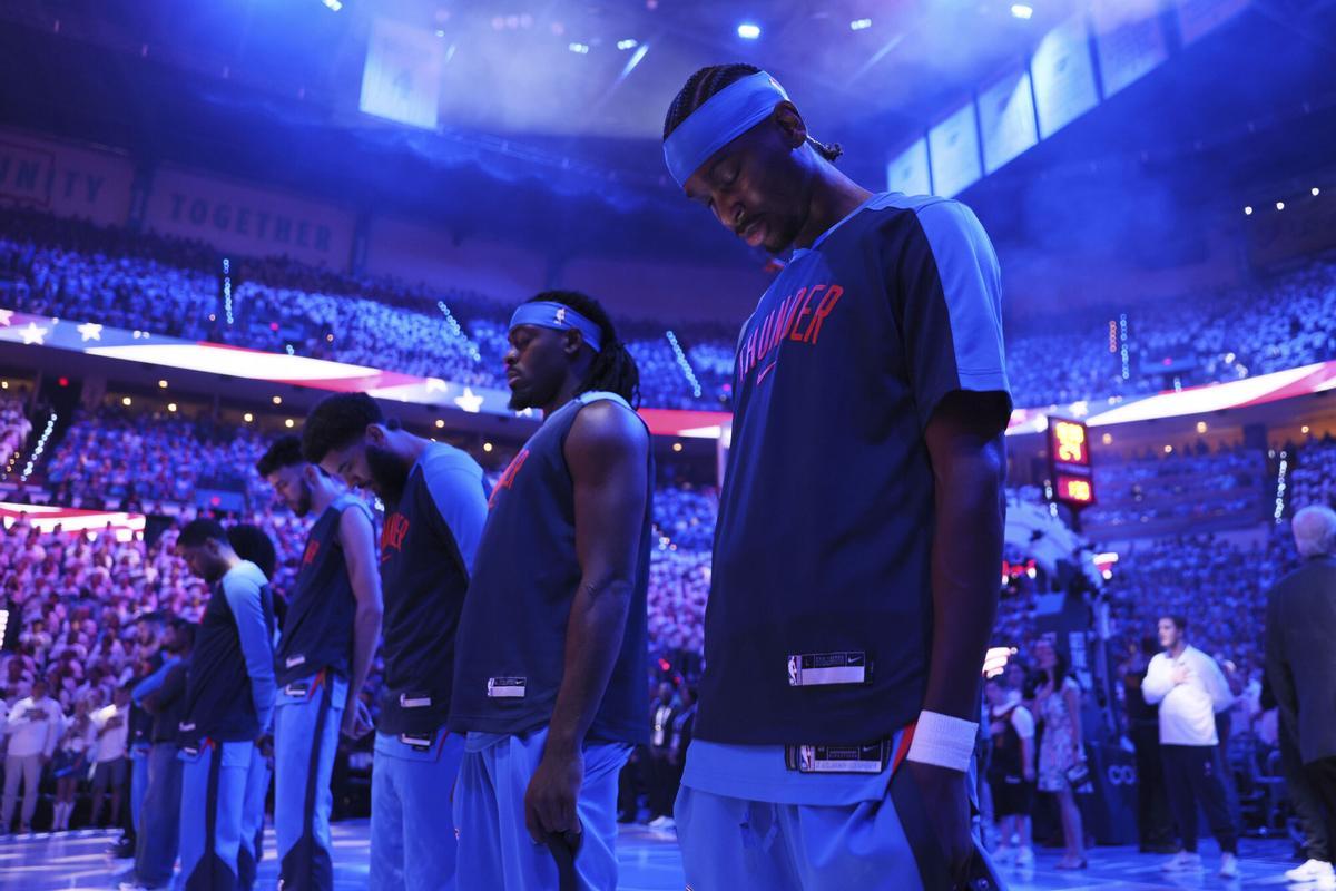 El base de Oklahoma City Thunder Shai Gilgeous-Alexander antes de un partido de la final del Oeste de la NBA