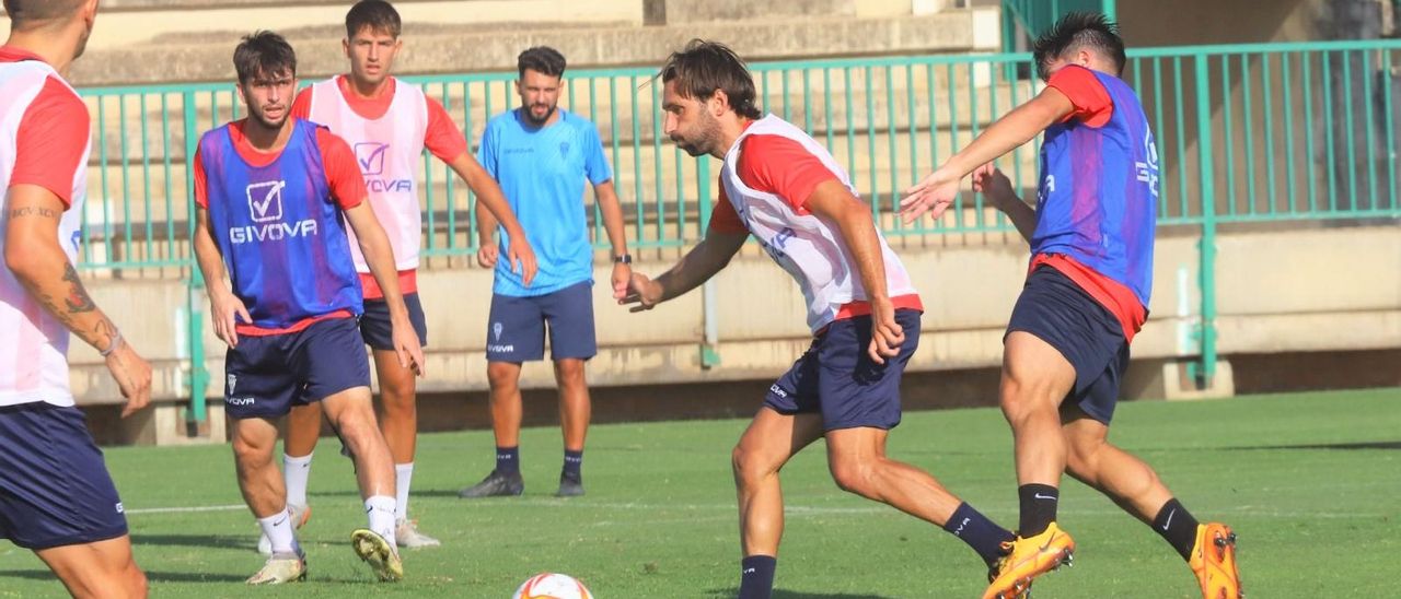 Álex Bernal, durante un lance de la sesión de este lunes en la Ciudad Deportiva.