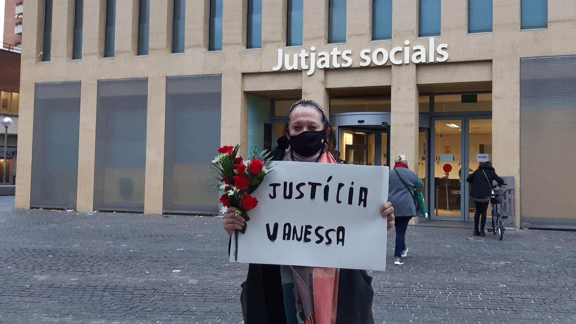 Mónica Miralles, hermana de la víctima, en los juzgados de lo social de Barcelona, este viernes.