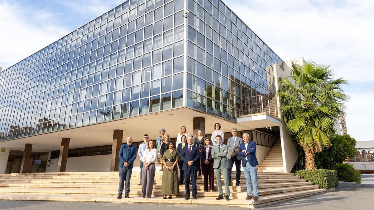 Entre los servicios colegiales, cabe destacar la asesoría jurídica y laboral gratuitas, donde resolver problemas relacionados con el ejercicio de la profesión.