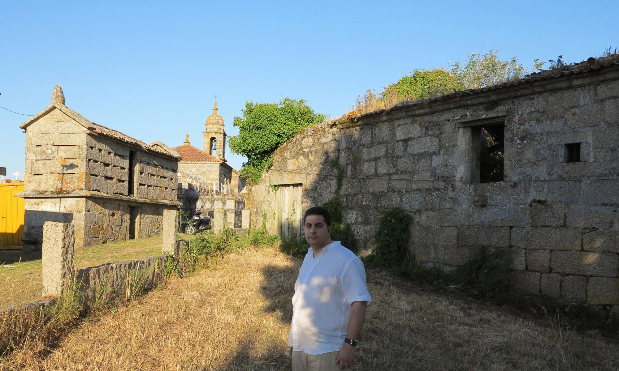 Imagen tomada hace ocho años en la que se ve al sacerdote en la Horta do Cura, con la vieja casa rectoral a sus espaldas.