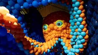Abre en Barcelona un mundo paralelo hinchable con 600.000 globos y piscinas de bolas de postal