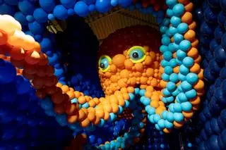 “La mayor exposición de globos del mundo”, hecha con 600.000 globos reciclables