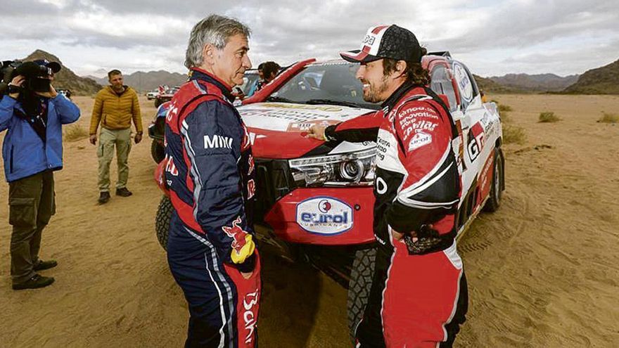 Fernando Alonso, a la derecha, habla con Carlos Sainz antes del inicio de la etapa de ayer del Rally Dakar, que se celebra en Arabia Saudí.