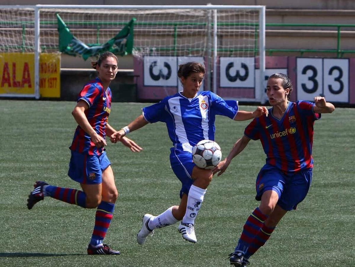Montouto, entre dos rivales del FC Barcelona en su etapa con el Espanyol