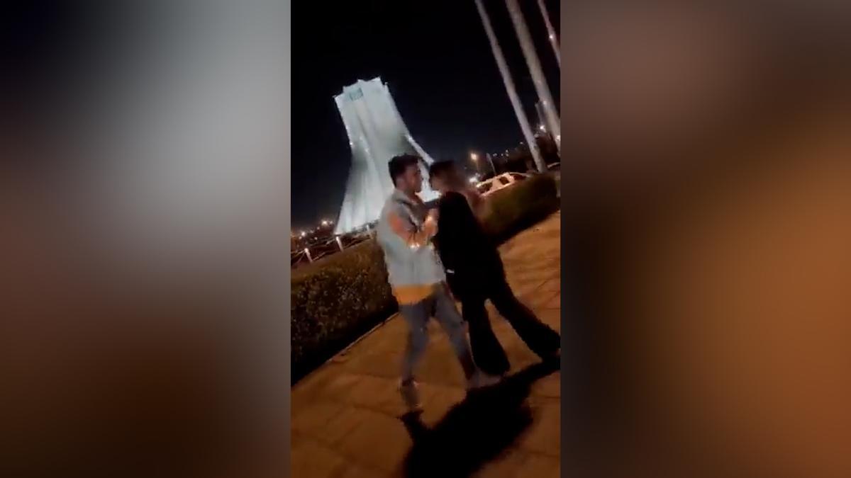 Irán condena a diez años y medio de prisión a una pareja por bailar en la calle