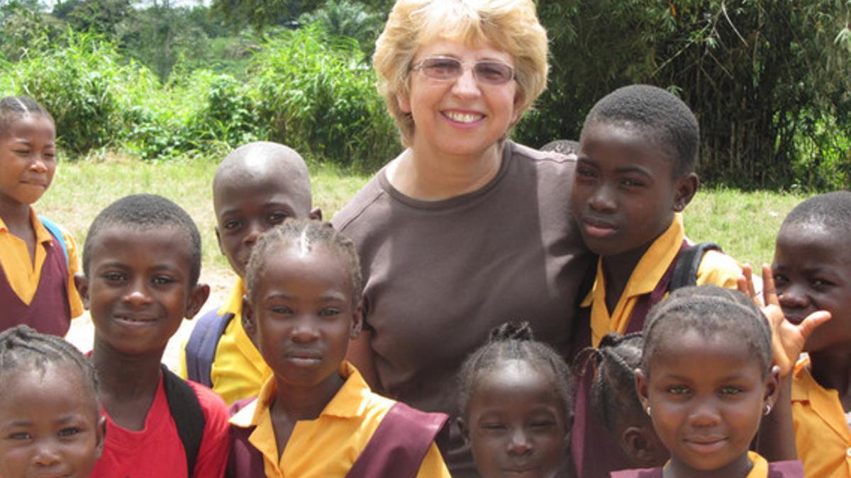 Nancy Writebol, la segunda estadounidense infectada con ébola, con un grupo de niños en Liberia.