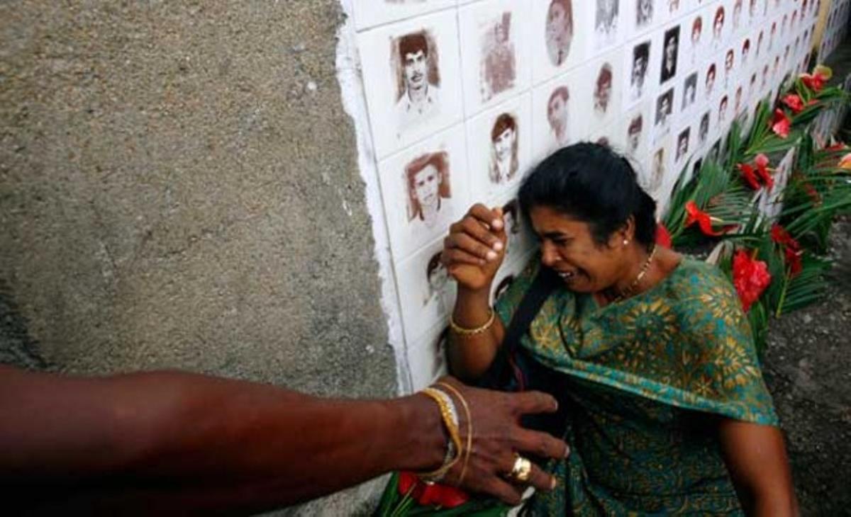 Una mare plora davant la foto del seu fill mort durant un acte commemoratiu a Raddoluwa (Sri Lanka). En la segona meitat dels 80, uns 60.000 ciutadans del país asiàtic van desaparèixer en una onada de segrestos i assassinats.