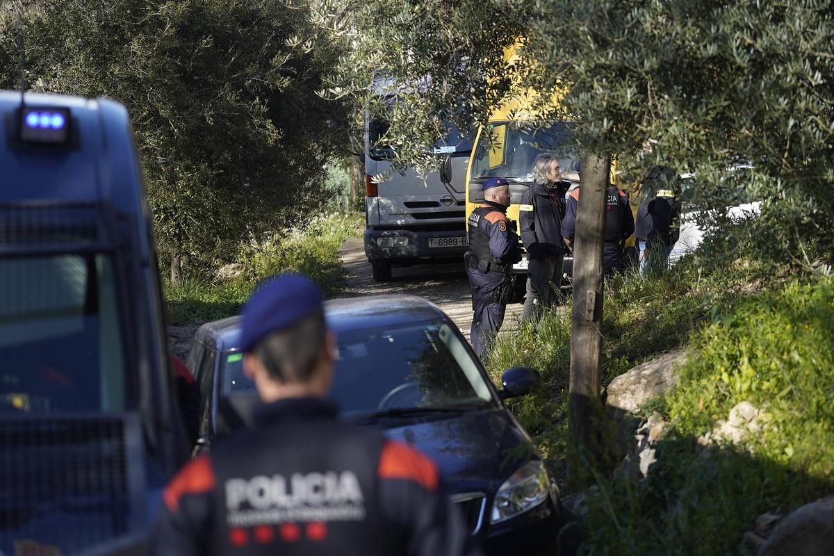 Les fotos del dispositiu policial al barri de Torre Gironella per cultiu il·legal de marihuana