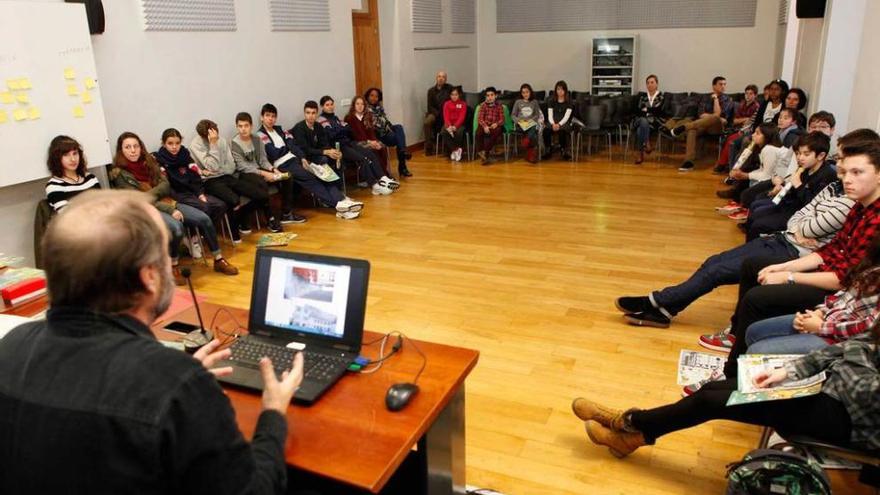 La primera reunión de los técnicos con los niños para hablar del parque de La Serena.