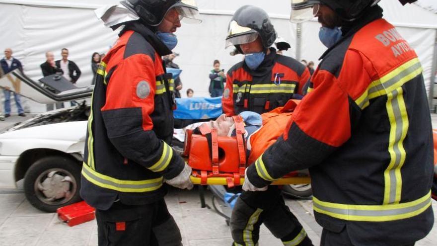 Los bomberos rescatan a una víctima en un simulacro de accidente en un Congreso de Urgencias celebrado en Zamora