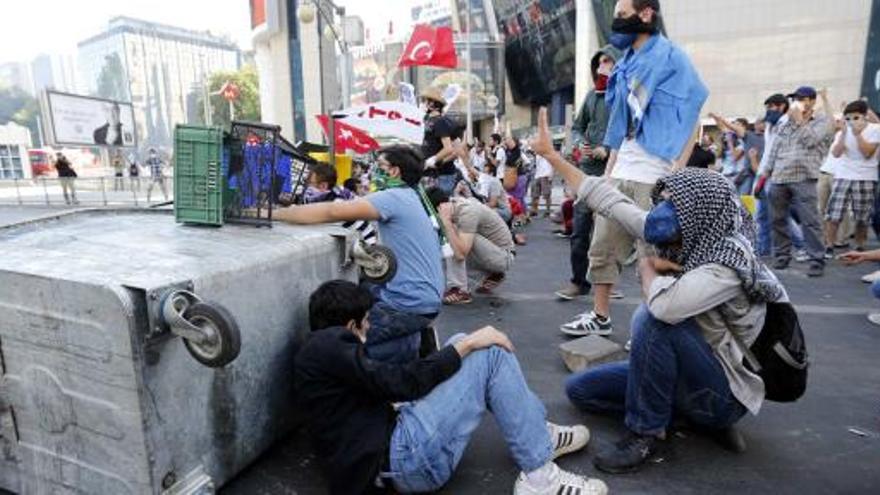 Manifestantes protestan en las calles de Ankara.