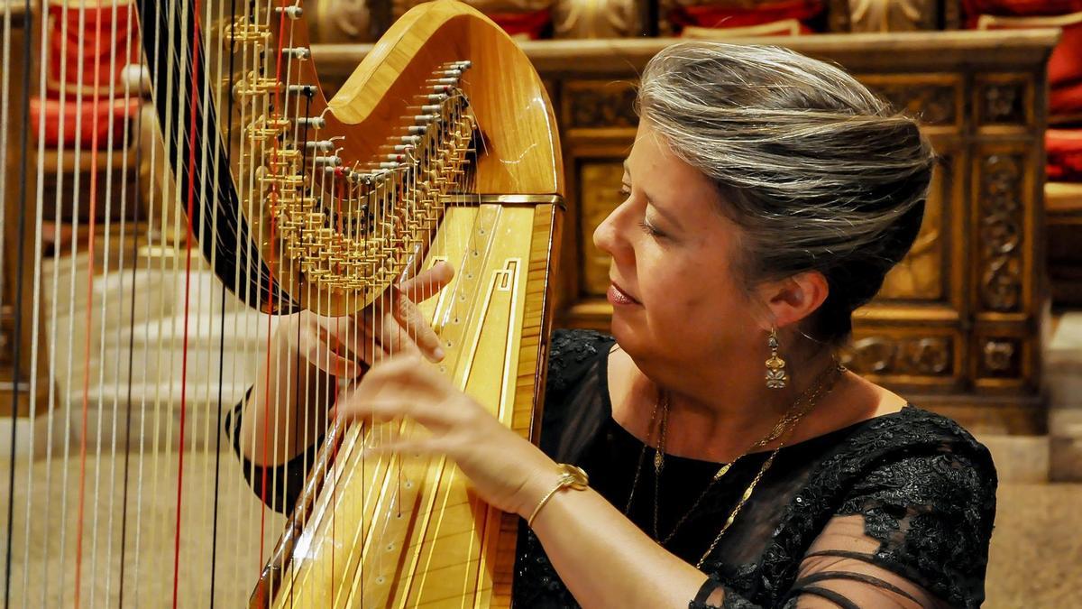 Isabelle Lagors interpreta una pieza al arpa