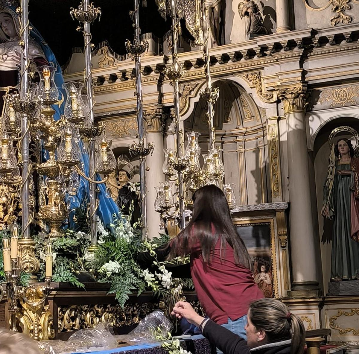 Camareras adornando el palio de la Virgen de los Dolores. | FDV