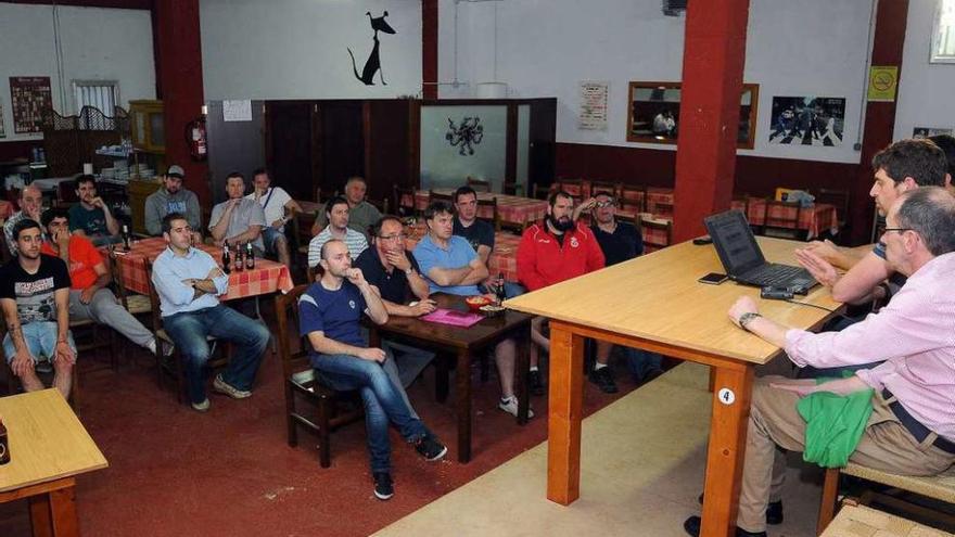 Imagen de la asamblea realizada ayer en el Bar Suso de Donramiro. // Bernabé/Javier Lalín