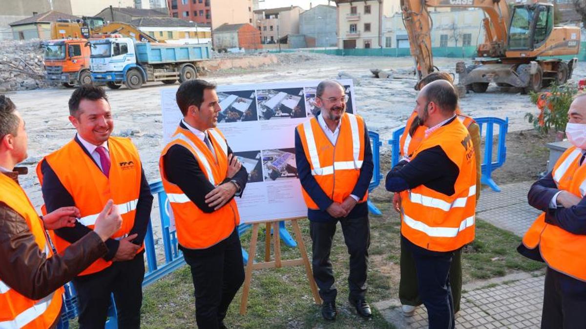 El presidente de Aragón, Javier Lambán, durante la visita a las obras del nuevo centro de salud de Barbastro.