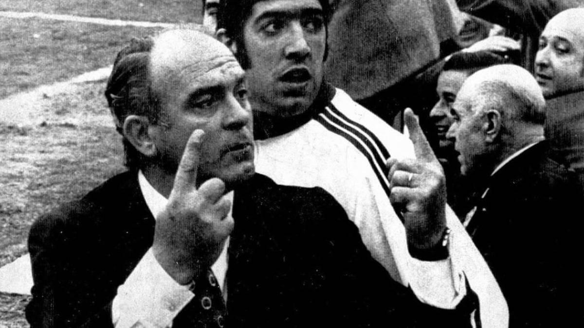 Di Stéfano, preguntando desde el banquillo de Sarrià si el Atlético-Barça había acabado 1-1