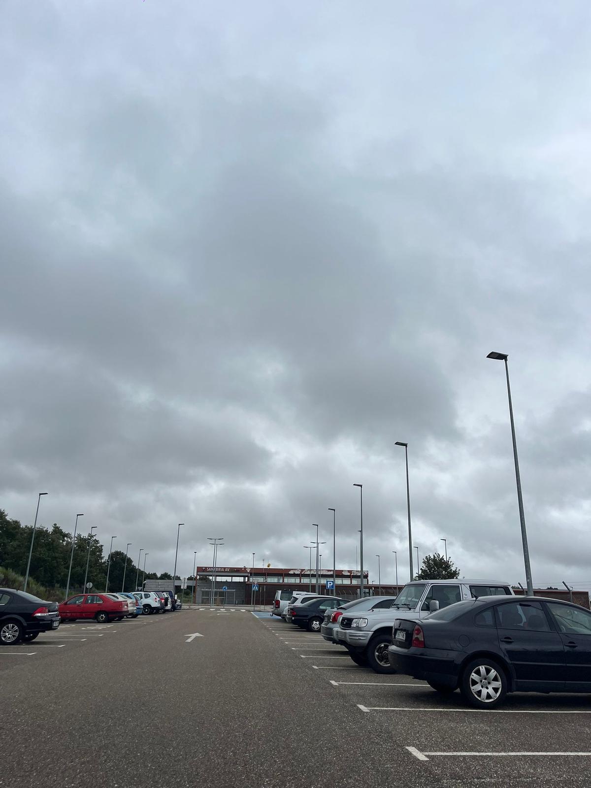 El estacionamiento de la estación de Otero lleno en un día lluvioso de diario