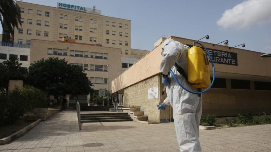 Un soldado de la UME desinfectando el exterior del Hospital General de Alicante esta semana.