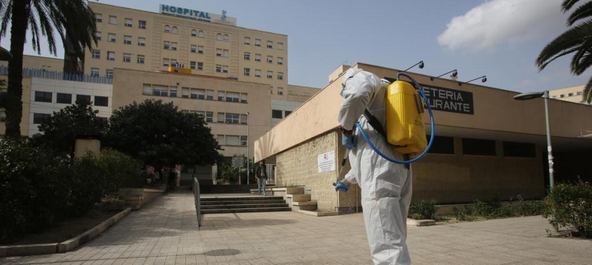 Un soldado de la UME desinfectando el exterior del Hospital General de Alicante esta semana.