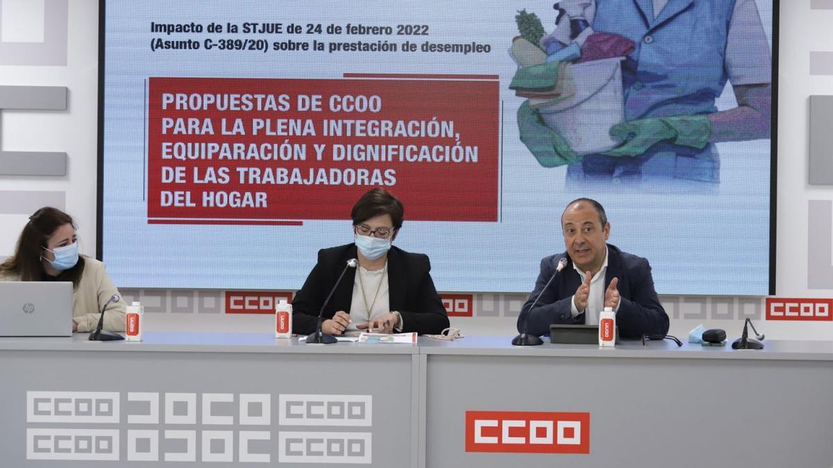 Los responsables de Igualdad y Políticas Públicas de CCOO, Carolina Vidal y Carlos Bravo, y la Secretaria de Políticas Públicas de CCOO del Hábitat, Paloma Vázquez, presentan el informe del sindicato sobre empleadas de hogar