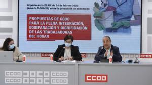 Los responsables de Igualdad y Políticas Públicas de CCOO, Carolina Vidal y Carlos Bravo, y la Secretaria de Políticas Públicas de CCOO del Hábitat, Paloma Vázquez, presentan el informe del sindicato sobre empleadas de hogar