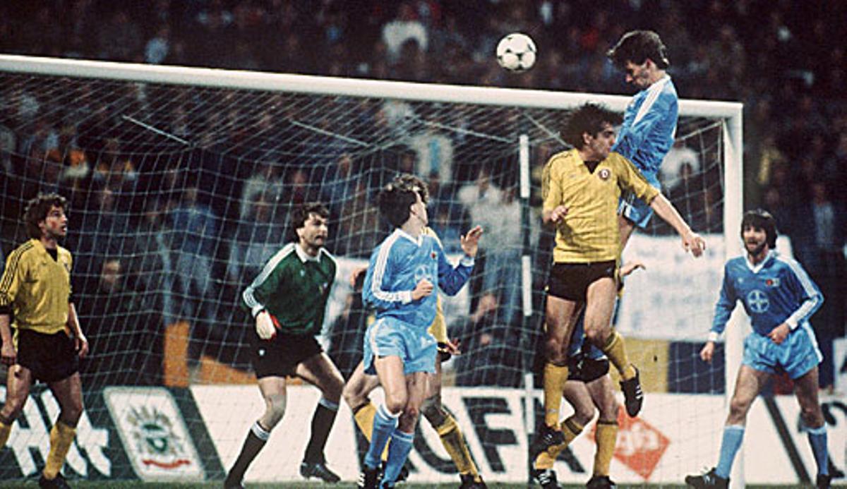 En uno de los partidos más alocados de la historia del fútbol europeo, el Bayer Uerdingen consiguió darle la vuelta a una eliminatoria 'imposible' al remontarle al Dresde cuatro goles en tan sólo 45 minutos. Ida (2-0) Vuelta (7-3)