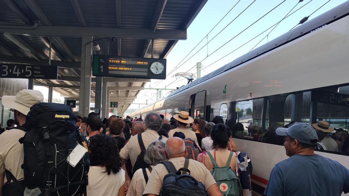 Viajeros del AVE entre Madrid y Vigo afectados por el corte Ourense-Santiago de Adif y Renfe: «No nos han sabido decir nada»