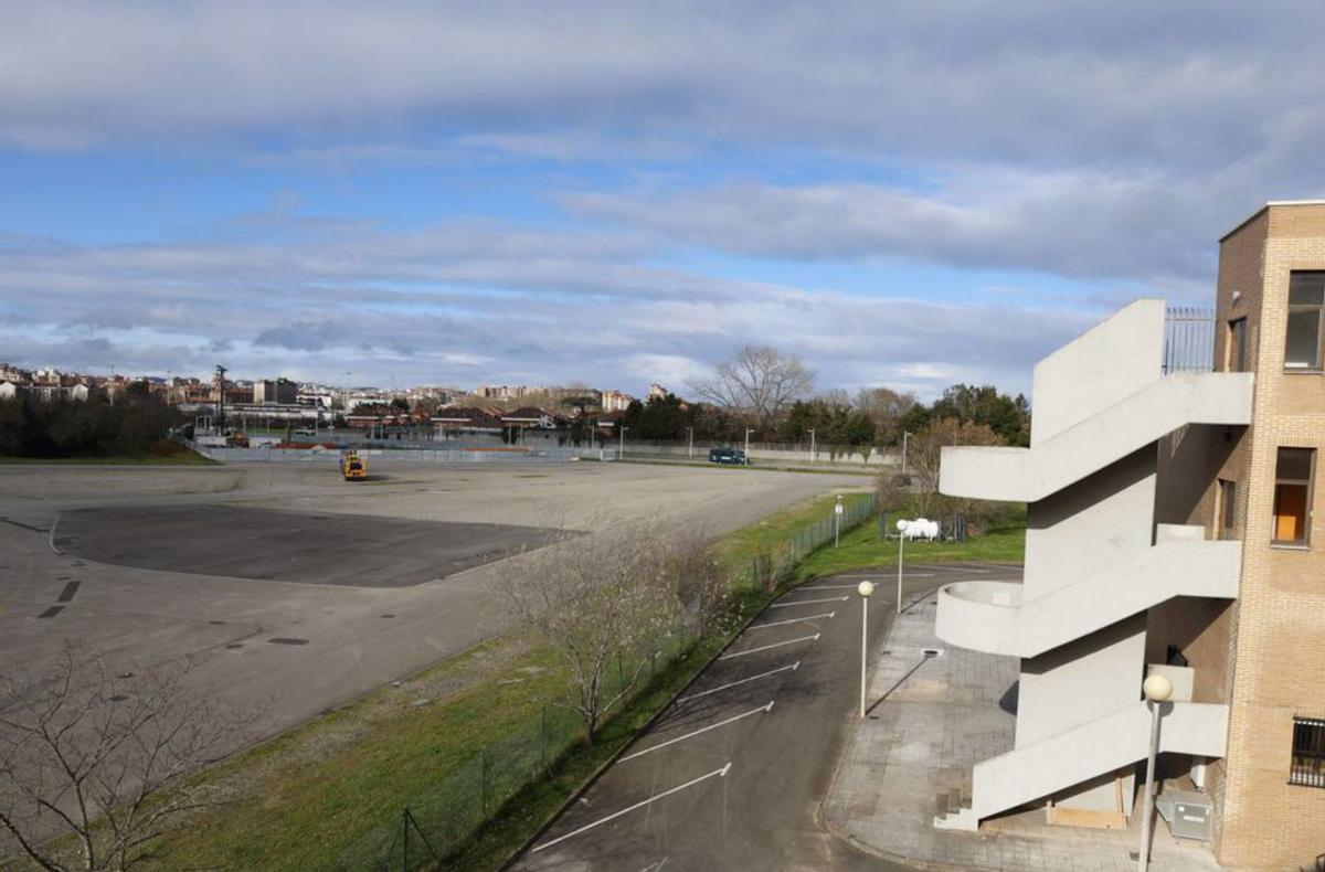 La explanada junto a la Escuela de Marina Civil donde se ubicará la futura residencia de estudiantes.