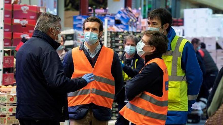 Casado pide al Gobierno que los trabajadores de servicios esenciales cobren sus salarios brutos